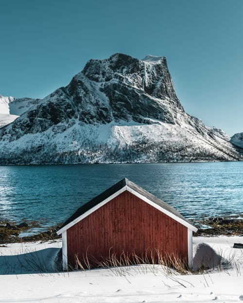 水体旁边的棕色房子 · 免费素材图片