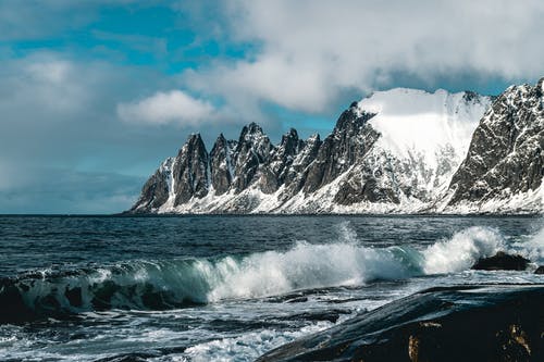 雪山附近海洋风景 · 免费素材图片