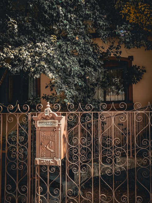 棕色金属门上的棕色邮箱 · 免费素材图片