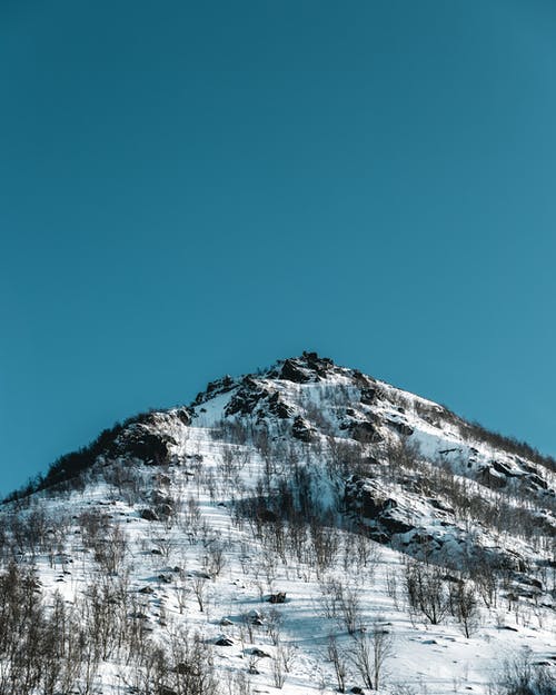 蓝蓝的天空下的山景 · 免费素材图片