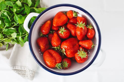 白碗草莓 · 免费素材图片
