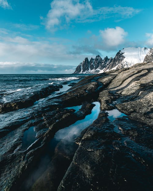 冰冷的山海浪风光 · 免费素材图片