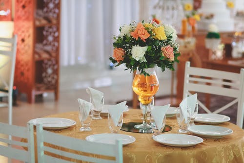 桌上有花的花瓶的选择性聚焦摄影 · 免费素材图片
