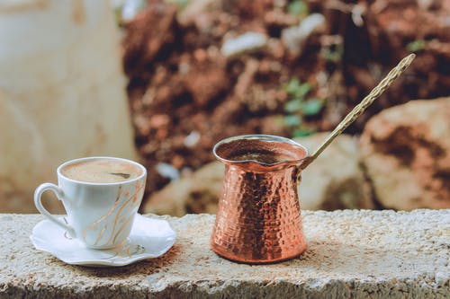 灰色表面上的白茶杯 · 免费素材图片