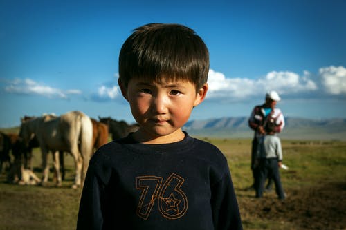 孩子穿着黑色毛衣的特写照片 · 免费素材图片