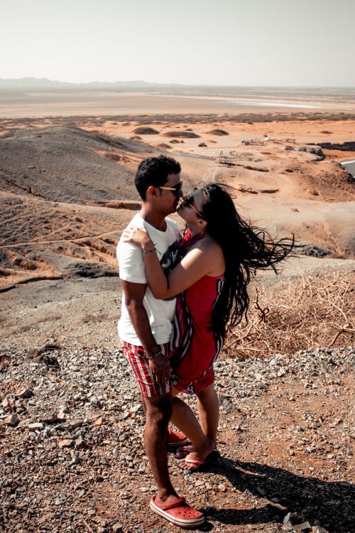 情侣接吻在山上 · 免费素材图片