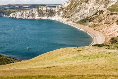 白船在水面上 · 免费素材图片