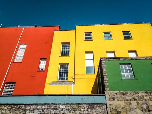 黄色和橙色的混凝土房屋的低角度摄影 · 免费素材图片