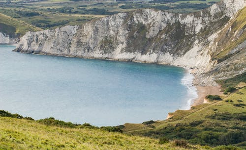 白崖和海滩的鸟瞰图 · 免费素材图片