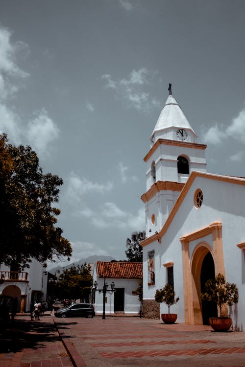 白色和棕色的混凝土教堂 · 免费素材图片