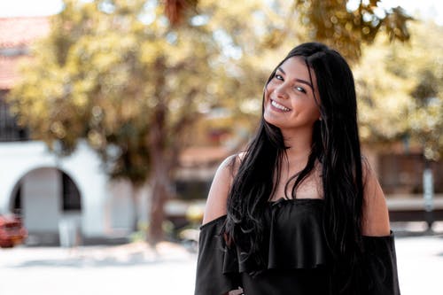 女人穿露肩上衣 · 免费素材图片