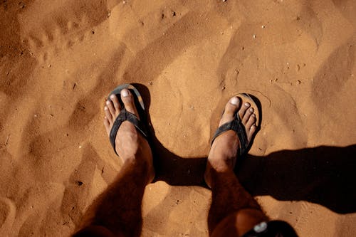 脚在沙滩上 · 免费素材图片