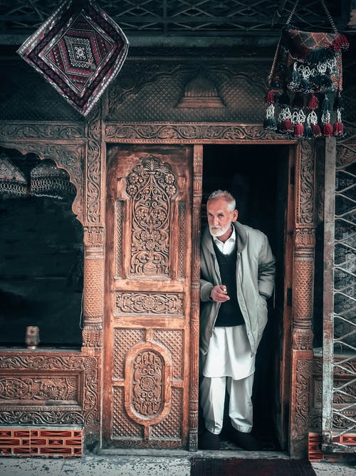 男子站立 · 免费素材图片