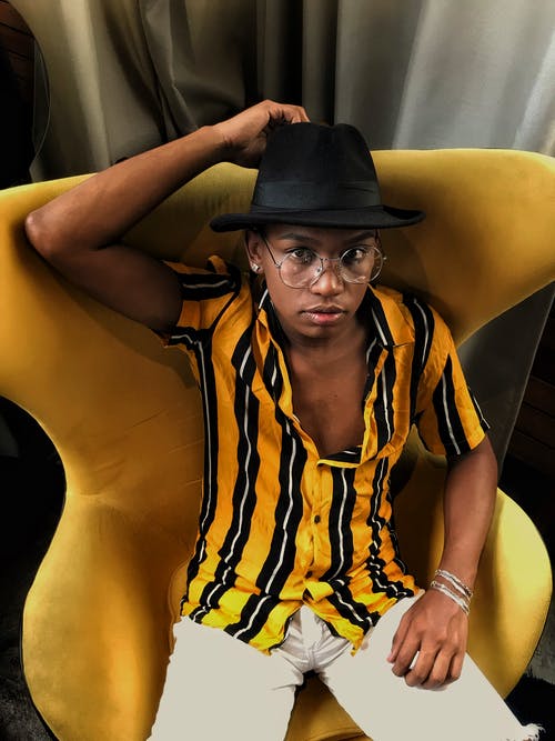 男子坐在黄色的椅子上的照片 · 免费素材图片