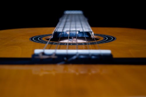 棕色吉他 · 免费素材图片