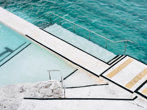 水体旁边的白色混凝土平台 · 免费素材图片