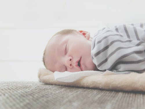 婴儿睡觉的特写照片 · 免费素材图片