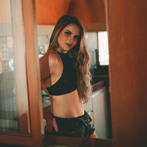 女人穿着黑色作物上衣和黑色牛仔短裤 · 免费素材图片