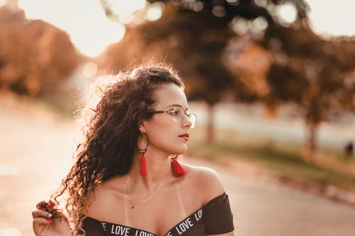 女人穿黑色露肩上衣的照片 · 免费素材图片