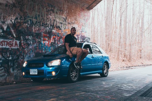 男子坐在蓝色的车 · 免费素材图片