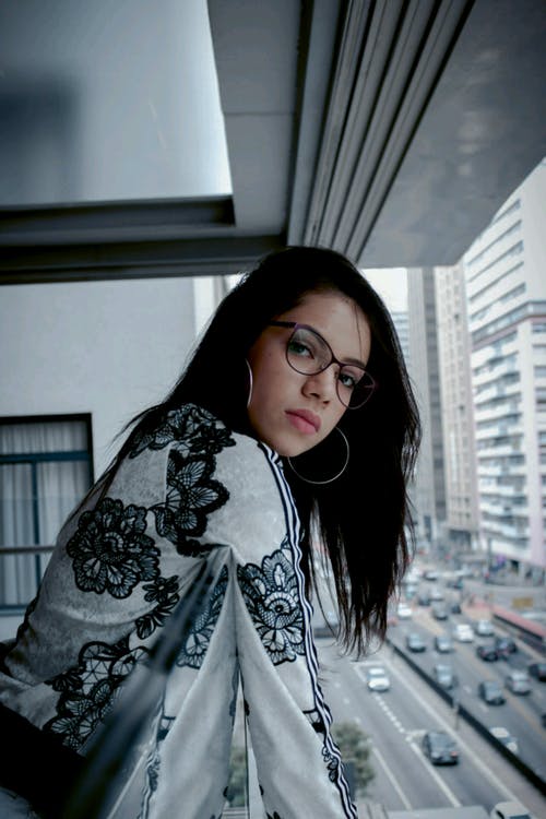 黑色和灰色上衣的女模特 · 免费素材图片