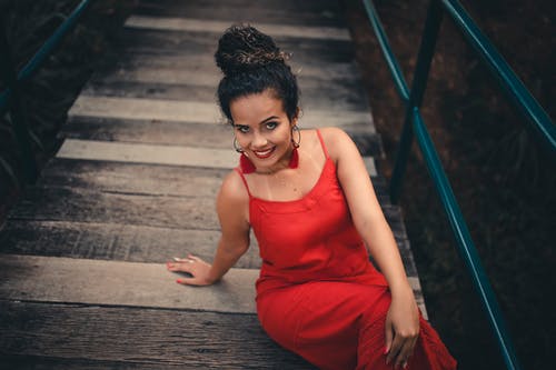 躺在桥上的女人 · 免费素材图片