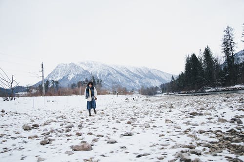 站在雪地上的女人 · 免费素材图片
