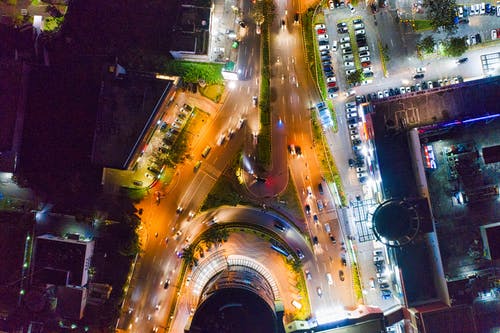 夜间道路上车辆鸟瞰图 · 免费素材图片