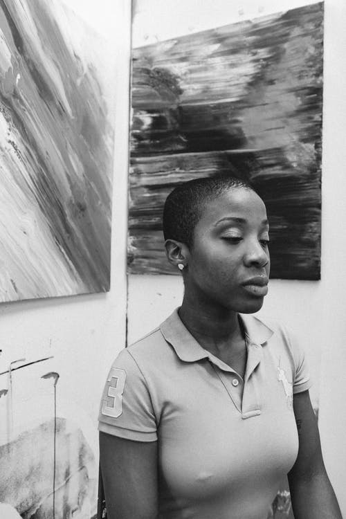 女人站在前面的画 · 免费素材图片