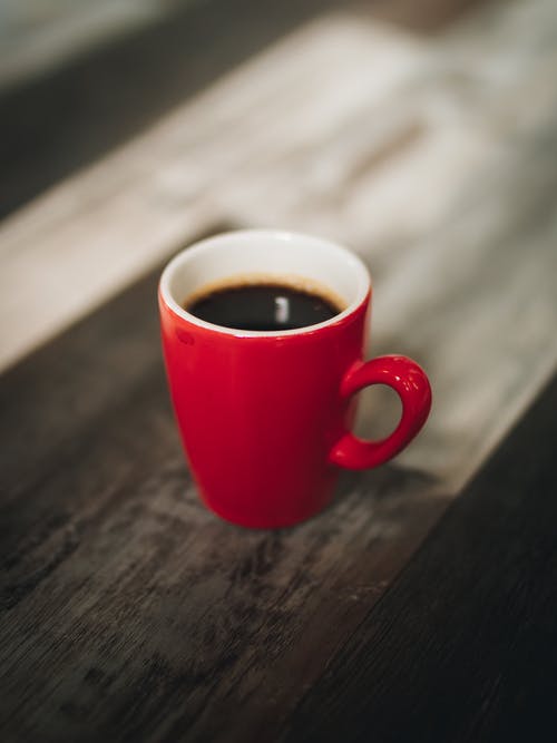 选择性聚焦摄影红杯咖啡 · 免费素材图片
