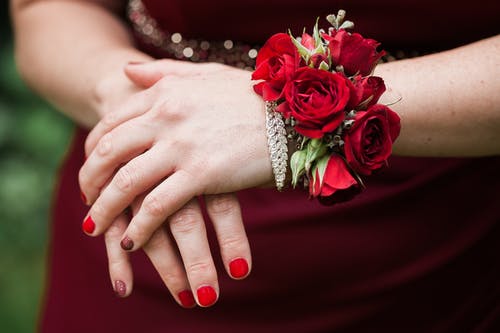 女人穿着玫瑰手链 · 免费素材图片