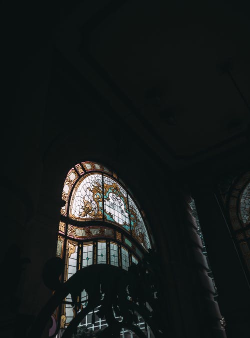 教堂的彩色玻璃窗 · 免费素材图片