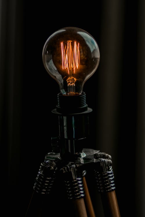开启爱迪生灯泡的照片 · 免费素材图片