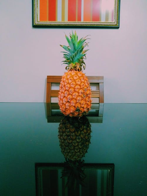 玻璃桌上的菠萝 · 免费素材图片