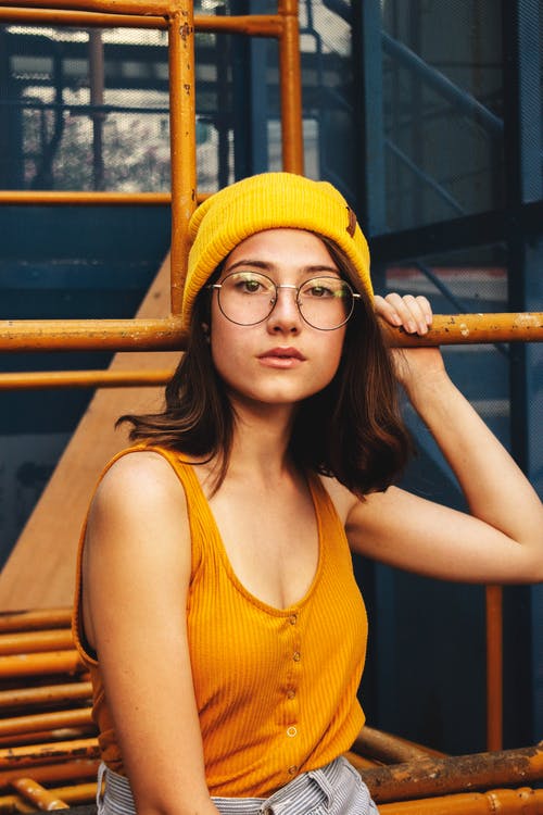 女人穿着黄色无檐小便帽的照片 · 免费素材图片