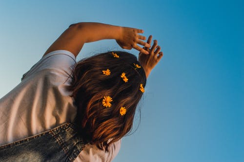 低角度的女孩，花在她的头发上的照片 · 免费素材图片