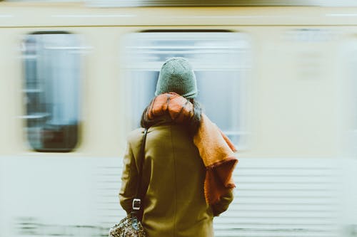 站在火车旁边的人的延时摄影 · 免费素材图片