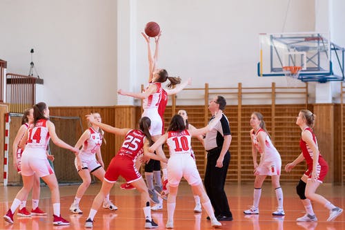 女子打篮球 · 免费素材图片