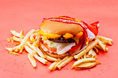 芝士汉堡和炸薯条的照片 · 免费素材图片