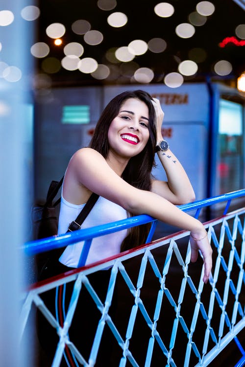 白色背心的女人 · 免费素材图片