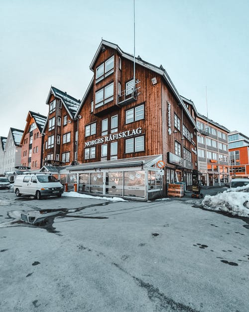 范停在大楼前的照片 · 免费素材图片