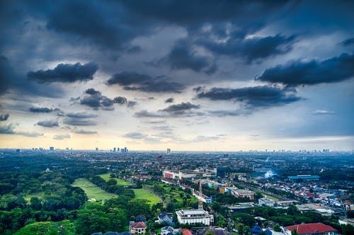 多云的天空下的城市鸟瞰图 · 免费素材图片
