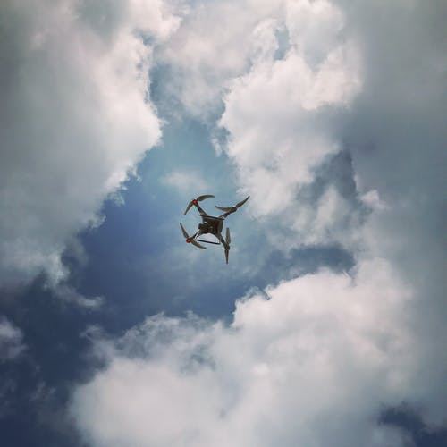多云的天空下的无人机照片 · 免费素材图片