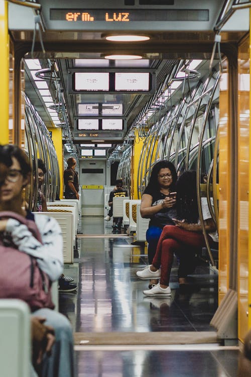坐在火车上的人 · 免费素材图片