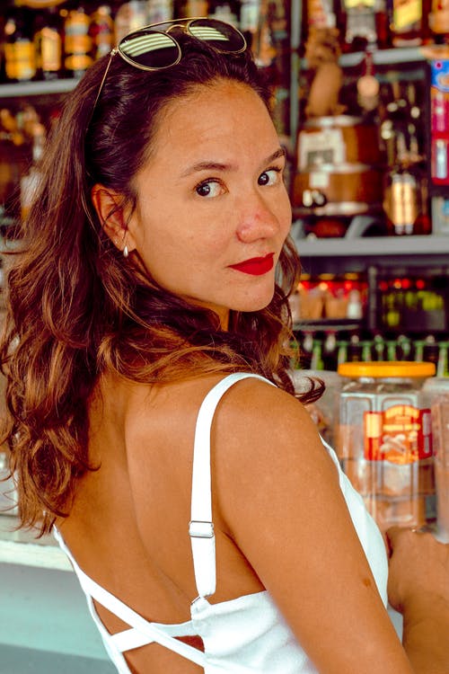 回望的女人 · 免费素材图片