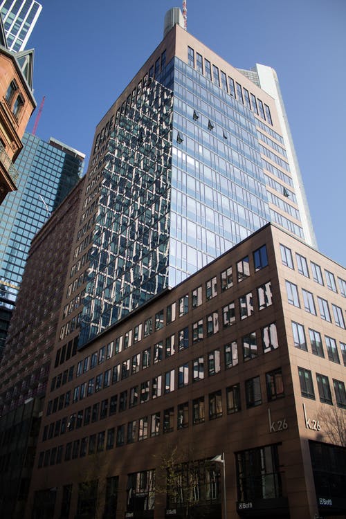 白天建筑物的低角度照片 · 免费素材图片