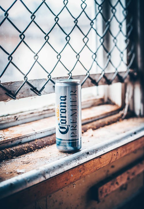 电晕总理可以在链链接门旁边 · 免费素材图片