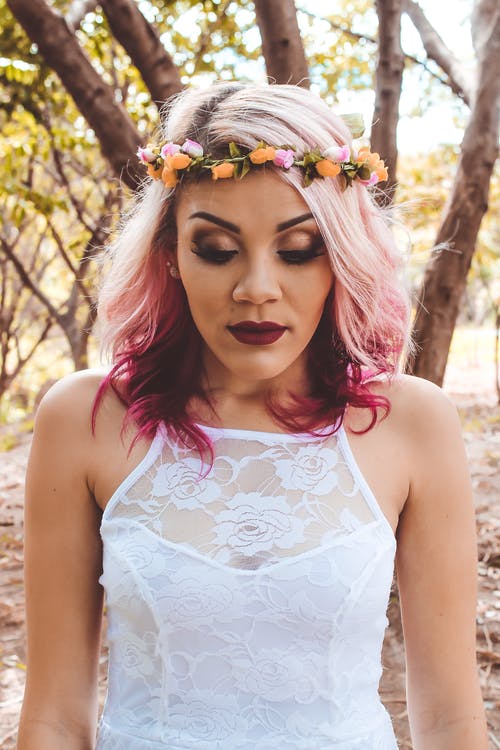 女人在花冠和白色蕾丝上衣的特写照片 · 免费素材图片