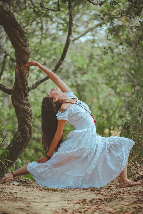 女人在冥想的位置 · 免费素材图片