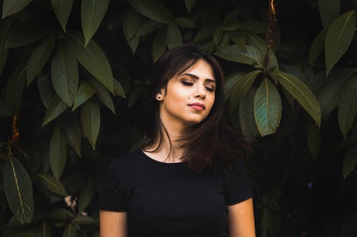 穿黑衬衫的女人的照片 · 免费素材图片